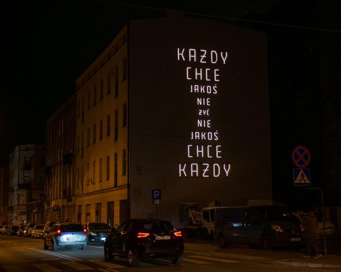 „Każdy chce jakoś nie żyć”. Nowy artystyczny neon w Łodzi