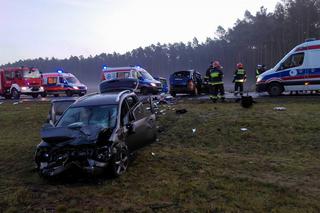 Czołowe zderzenie dwóch aut pod Bydgoszczą. Cztery osoby są ranne