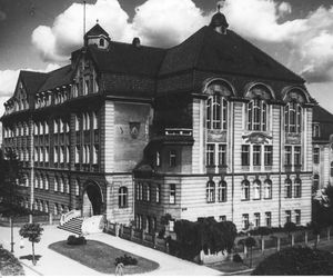 Tak wyglądały bydgoskie szkoły ponad 100 lat temu. Na archiwalnych zdjęciach widać uczniów uczących się pisać na maszynach, szkolne gabinety lekarskie