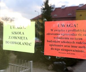 Komunikat na drzwiach warszawskiej szkoły podstawowej