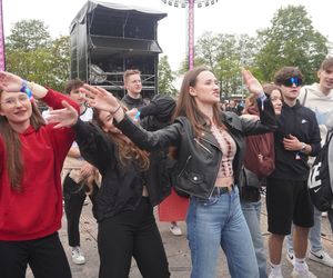 Kortowiada 2025. Koncerty na Plaży Kortowskiej przyciągnęły tłumy. Tak wyglądał drugi dzień imprezy!