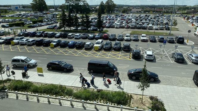 Zazieleniony teren parkingu i pasażu przed terminalami Katowice Airport