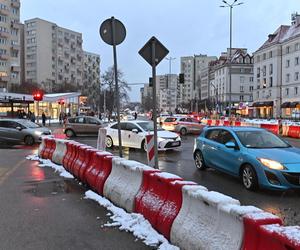 Paraliż na Mokotowie, zamknęli ważne skrzyżowanie. Kierowcy utknęli w korkach, autobusy na objazdach