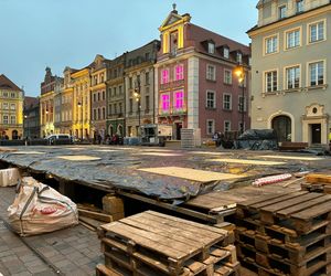 Przygotowania do Jarmarku Świątecznego na Starym Rynku w Poznaniu