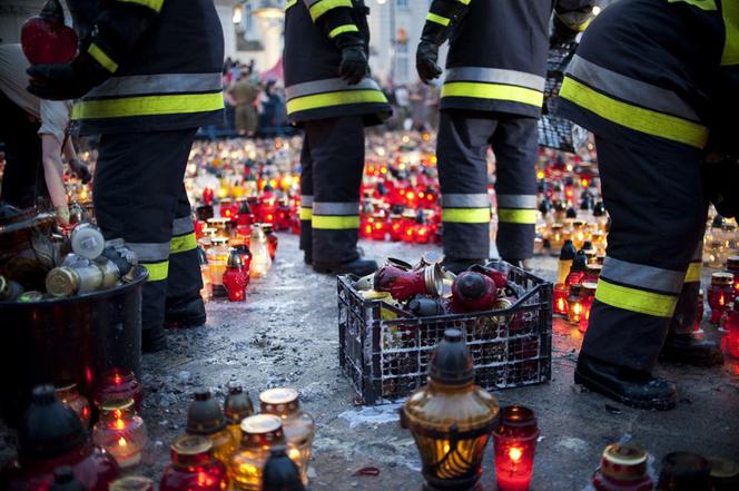 Sprzątanie zniczy pod Pałacem Prezydenckim 