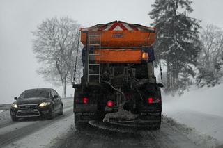 Na drogach zimowe warunki, policjanci z Braniewa apelują o uwagę