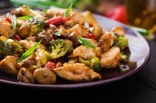Pikantny kurczak z warzywami - pomysł na obiad ketogeniczny, który pokocha cała rodzina