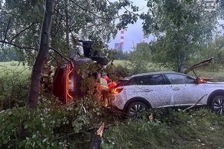 Łaziska Górne. Dachowanie na drodze krajowej. Niebezpieczny manewr kierowcy przyczyną karambolu