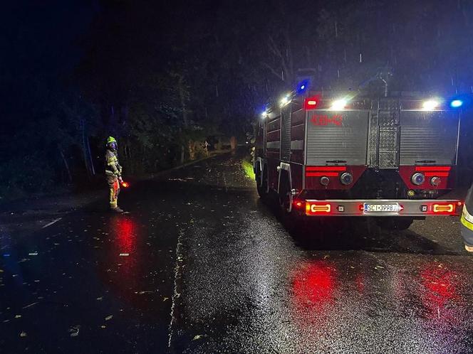 Burzowa noc w Śląskiem. Blisko 10 tys. osób bez prądu. Piorun popalił dom 