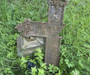 Ta malutka wieś powstała w XIV wieku. Skrywa ruiny gotyckiej świątyni