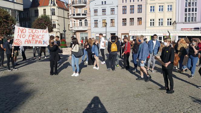 Protest w Grudziądzu, przeciwko agresji i dyskryminacji rasowej w Ameryce