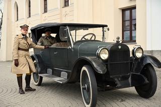 Na dziedzińcu zamkowym zaparkował wyjątkowy samochód. To gwiazda serialowa i filmowa