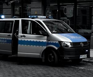 Chciał potrącić policjanta! Funkcjonariusz cudem uniknął obrażeń. Pseudokibic zatrzymany