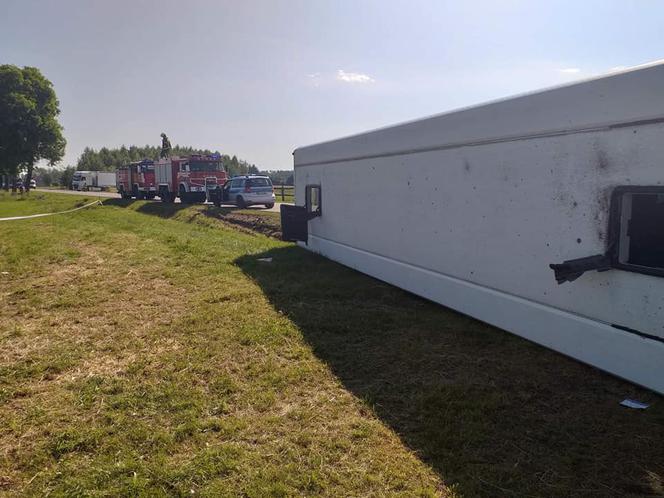 Nur. Autobus z dziećmi wypadł z drogi i wylądował na boku! Sześcioro z nich jest w szpitalu [ZDJĘCIA]