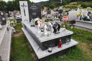 okazały grób Tadeusza D. Na cmentarzu w Kamienicy 