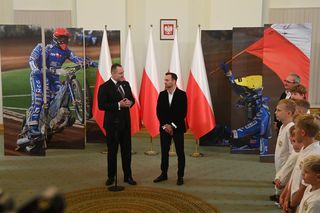 Prezydent RP Karol Nawrocki oraz indywidualny i drużynowy mistrz świata na żużlu Bartosz Zmarzlik