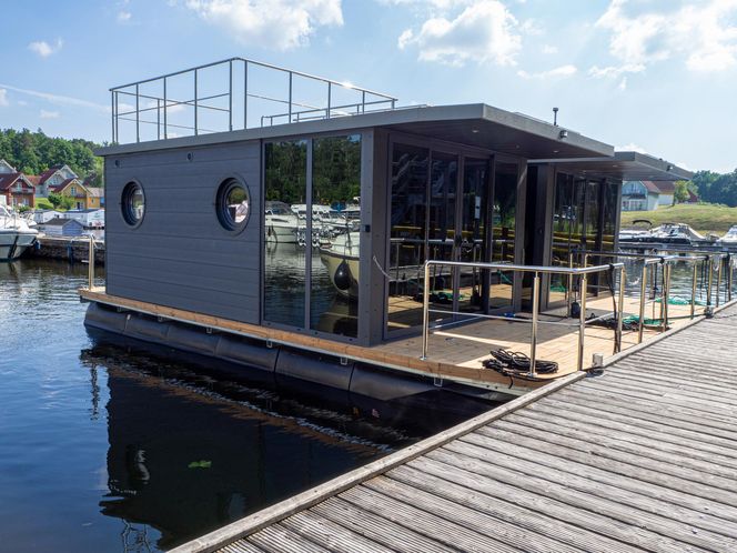 Nowoczesny houseboat