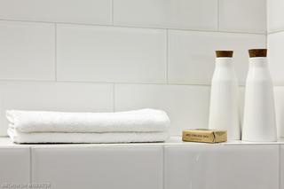  Mała biała łazienka: aranżacja z ciekawą fotografią na podłodze