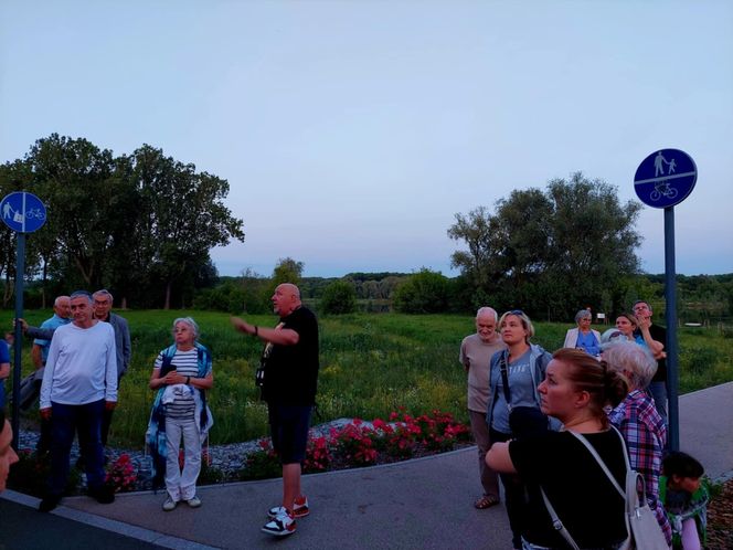 Magiczna Noc Świętojańska w Starym Fordonie. Spacer pod gwiazdami przyciągnął bydgoszczan i turystów