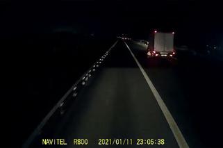 Za sekundę wjedzie w niego tir