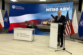 Nowe „woły robocze” za miliony dolarów wzmocnią armię. Wiceminister Bejda podpisał aneks na M1150 ABV
