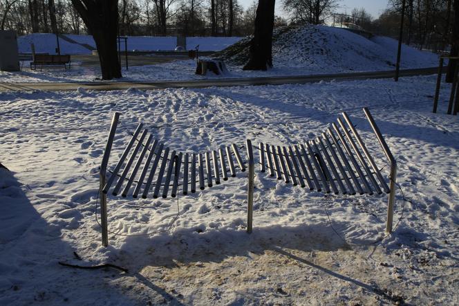 Park Ludowy w Lublinie oprószony śniegiem. Zobacz zdjęcia ze spaceru!