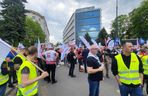 Protest hutników w Warszawie. Idą od Sejmu do Kancelarii Premiera
