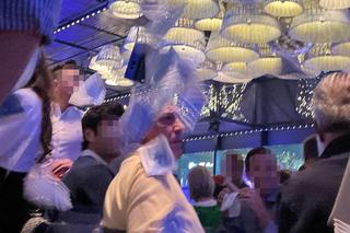 Obrzucili Santosa banknotami