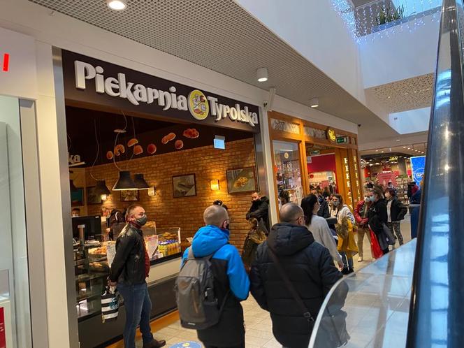 Galerie są już otwarte! Olsztynianie ruszyli na zakupy, kolejek nie brakuje [ZDJĘCIA]