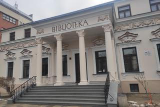 Co z podjazdem i windą przy głównym wejściu do Miejskiej Biblioteki Publicznej przy ul. Piłsudskiego?