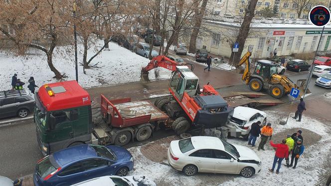 Koparka przewróciła się na 3 samochody