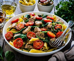 Szybki makaron z warzywami i kurczakiem. Pyszny, aromatyczny i gotowy w 20 minut