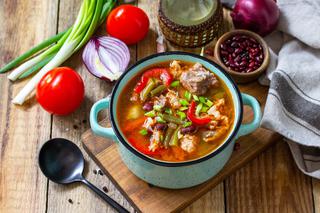 Zupa z mięsem DOKŁADKA: łatwy przepis na krzepiące danie jednogarnkowe
