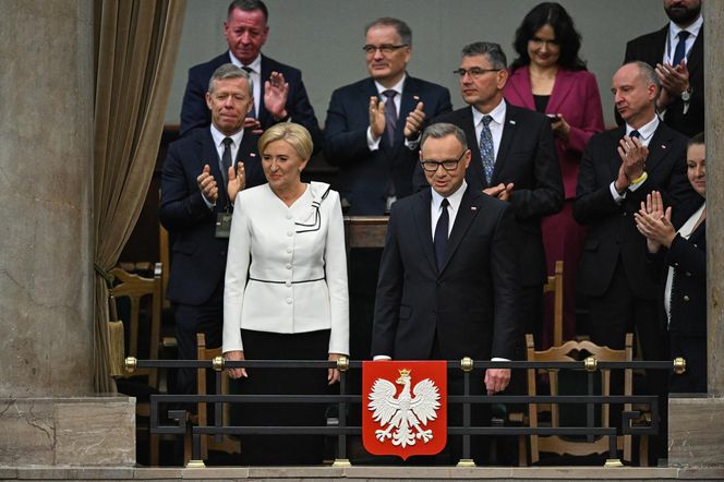 Agata Duda z kokardą na ramieniu w Sejmie
