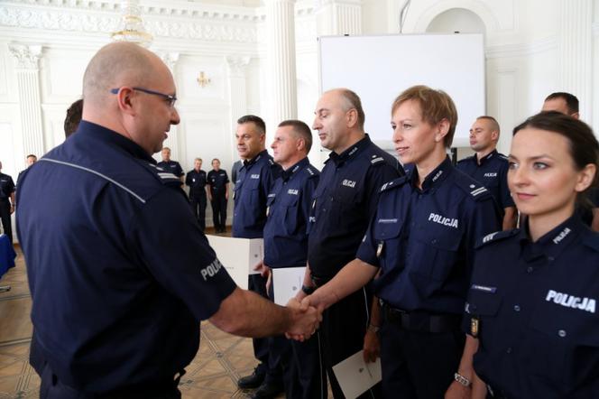 Te piękne kobiety służą w Policji