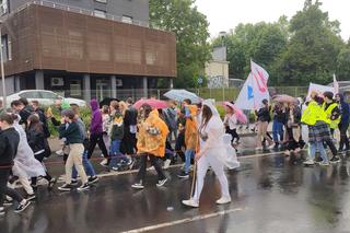 Kortowiada 2022. Parada studentów przeszła ulicami Olsztyna. Tradycyjnie w deszczu! [ZDJĘCIA]