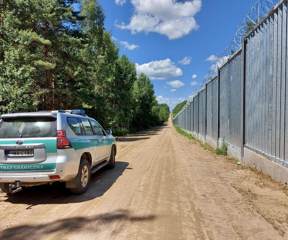 Migranci gotowi na sforsowanie zapory na granicy polsko-białoruskiej. Wyposażają ich służby z Białorusi