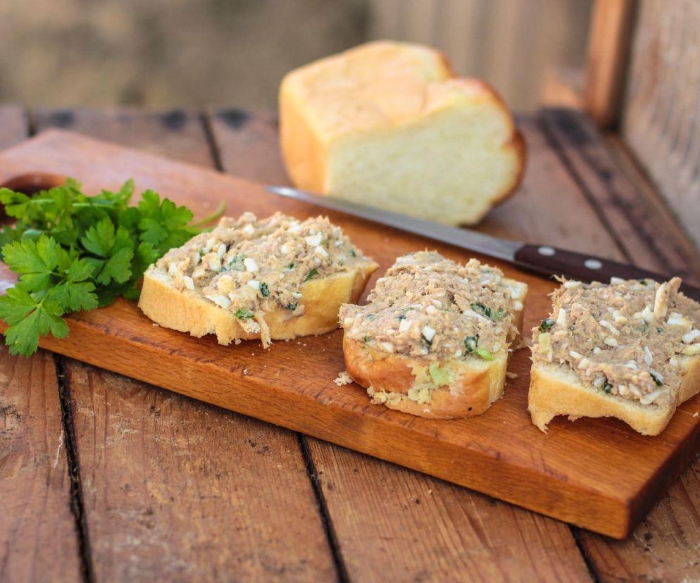 Biorę puszkę szprotek i w mig robię wyborną pastę. Kanapki smakują jak w dzieciństwie 