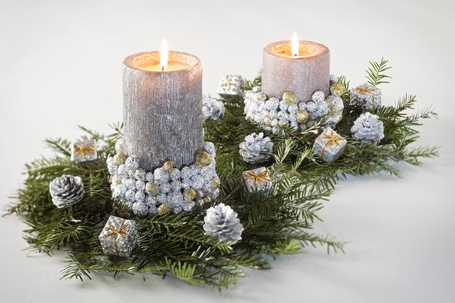 Dekoracja wigilijnego stołu - świecznik do świątecznego stroika