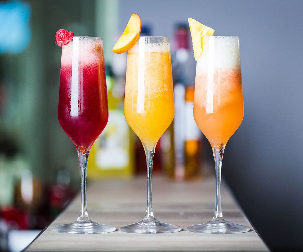 Drinki z winem musującym - w sam raz na sylwestra! 3 przepisy [WIDEO]