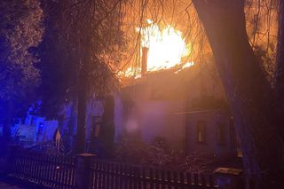 W pożarze domu rodzina straciła cały majątek. Straż nie dojechała na czas? Mamy komentarz