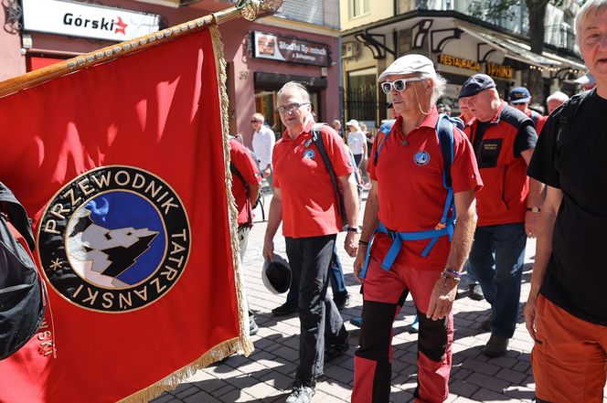 150-lecie przewodnictwa tatrzańskiego. Przemarsz przewodników po Krupówkach w Zakopanem