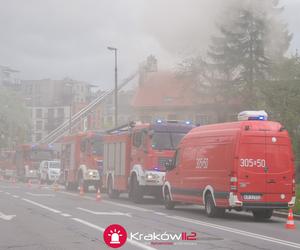 Ogromny pożar na ul. Prądnickiej w Krakowie. Kilkudziesięciu strażaków walczy z ogniem