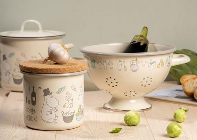 Domowe akcesoria emaliowane