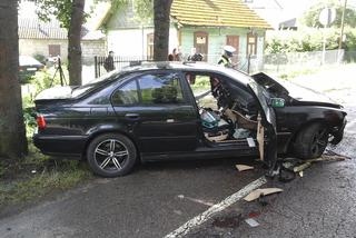 Rudka w powiecie bielskim. BMW uderzyło w drzewo. Kierowca w szpitalu