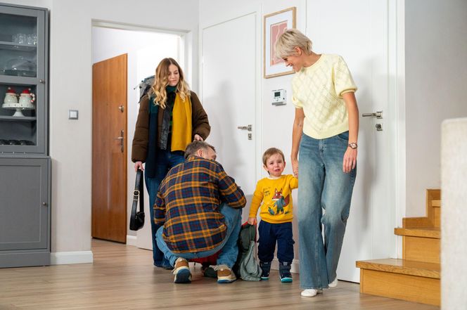Na sygnale, odc. 690. Zosia (Maja Wacnik), Wiktor (Wojciech Kuliński), Anna (Lea Oleksiak), Wittorio (Marcel Kruszewski)