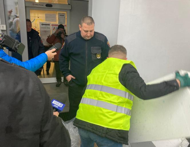 Radny próbował zamurować wejście do Urzędu Miasta Łodzi