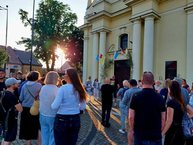 Magiczna Noc Świętojańska w Starym Fordonie. Spacer pod gwiazdami przyciągnął bydgoszczan i turystów