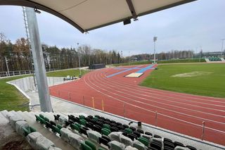 Ostatnie dni remontu stadionu w Starachowicach. Na bieżni pojwiły się tory