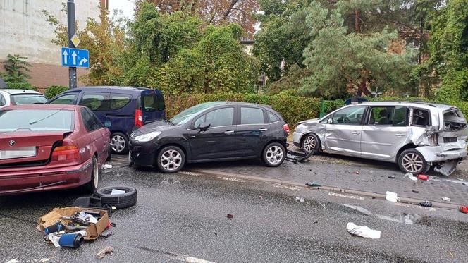 Fatalne skutki wyprzedzania w Bydgoszczy! 31-latek wbił się w zaparkowane auta